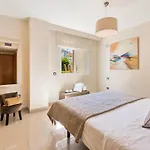 Gorgeous Apartment In Estepona With Kitchen